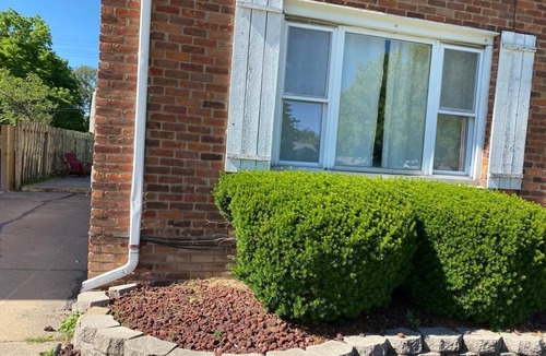 Roseville House | AMAZING TOWNHOUSE BY HIGHWAY & SHOPS LOTS OF FREE PARKING! Long term discounts!
