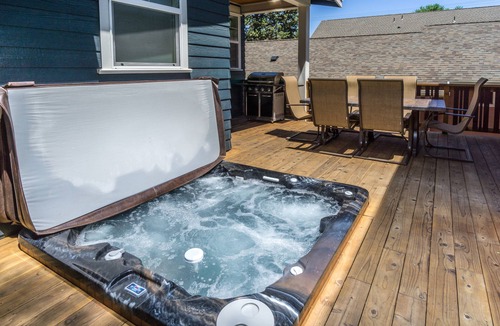 River West House | Amazing West Side - 2 King Suites - Walk Everywhere 8 Person Hot Tub