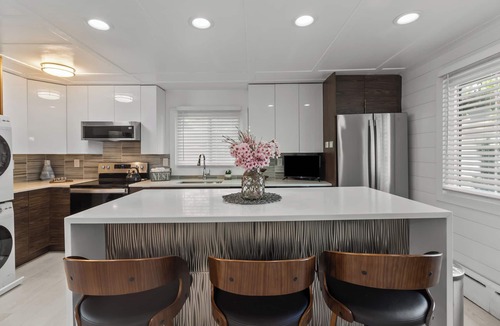 Williams Bay House | American House. Enjoy your new Lake House. Large Kitchen Island. Sleeps 7.