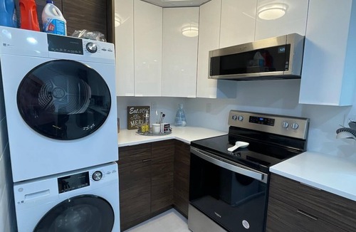 Williams Bay House | American House. Enjoy your new Lake House. Large Kitchen Island. Sleeps 7.