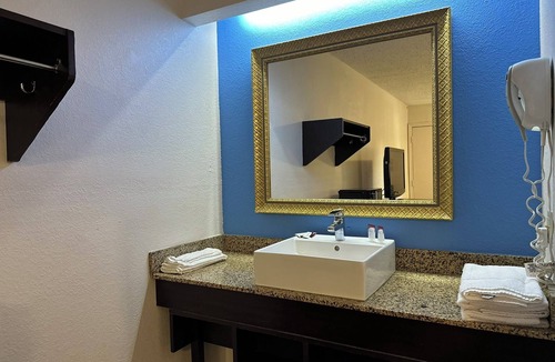 Flint Hotel | American Inn and Suites Bishop