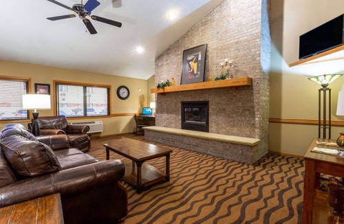 Hartford Hotel | AmericInn by Wyndham Hartford WI