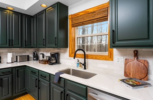 Culpeper House | Arcade room ~ Hot Tub ~ Firepit ~ BBQ ~ King beds ~ Nearby Wineries/Breweries