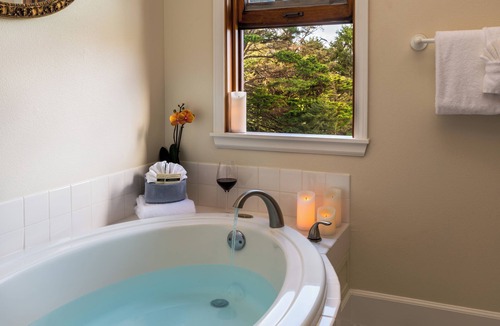 Arch Cape Hotel | Arch Cape Inn and Retreat - Cannon Beach