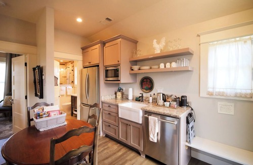 Siskiyou-Hargadine Historic District Apartment | Ashland Group Retreat! The RedTail Inn offers 3 full suites within one booking, sleeping up to 12. Great location for the Shakespeare Festival. Ample space for your large family or friend group.