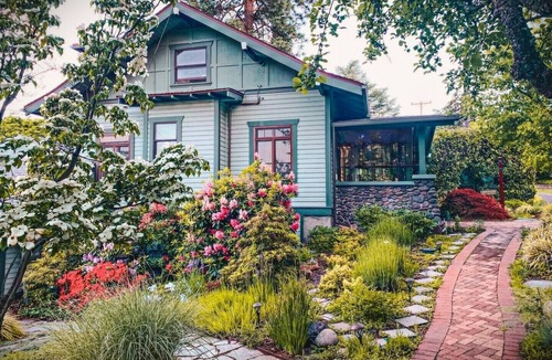 Siskiyou-Hargadine Historic District Bed & Breakfast | Ashland's Premier Eco-B&B: King Bed Suite with Mountain Views (Aerie)