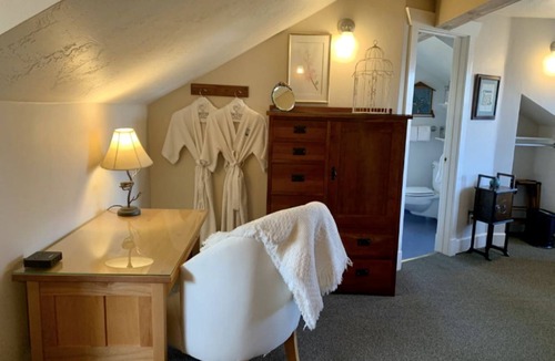 Siskiyou-Hargadine Historic District Bed & Breakfast | Ashland's Premier Eco-B&B: Queen Bed Suite with Mountain Views (Fleur)