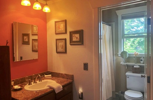 Siskiyou-Hargadine Historic District Bed & Breakfast | Ashland's Premier Eco-B&B: Queen Bed Room with Garden Views (Maitre)