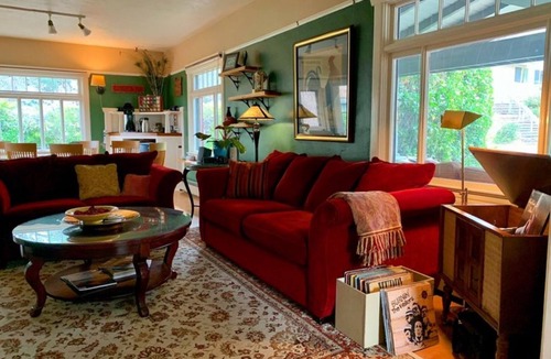 Siskiyou-Hargadine Historic District Bed & Breakfast | Ashland's Premier Eco-B&B: Queen Bed Room with Garden Views (Maitre)