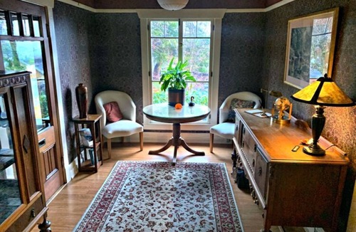 Siskiyou-Hargadine Historic District Bed & Breakfast | Ashland's Premier Eco-B&B: Dog-friendly Queen Bed Room with Separate Entrance (Pertelote)