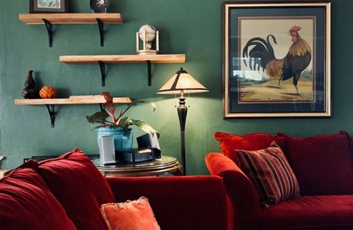 Siskiyou-Hargadine Historic District Bed & Breakfast | Ashland's Premier Eco-B&B: Dog-friendly Queen Bed Room with Separate Entrance (Rosette)