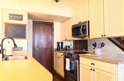 Mackinac Island Condo | Astor Street Retreat 3BR Condo