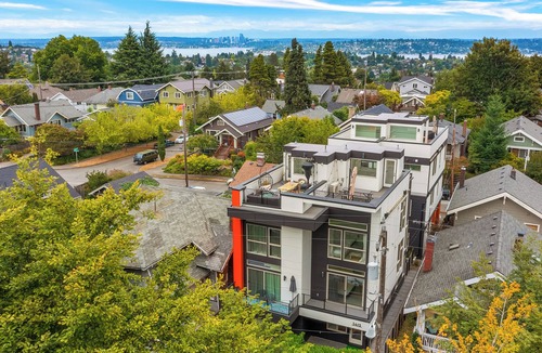 North Beacon Hill Apartment | Autumn Leaves in Jefferson Park