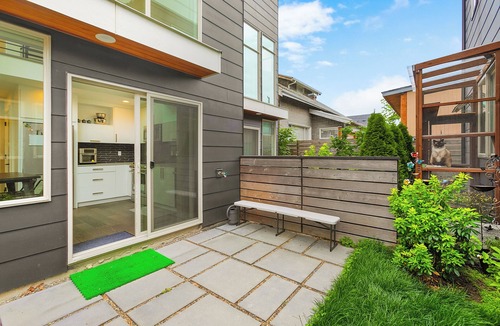North Beacon Hill Apartment | Autumn Leaves in Jefferson Park