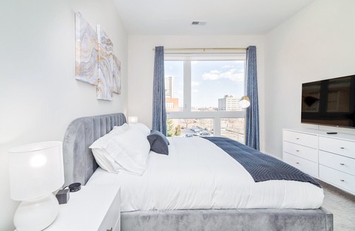 The Hill Apartment | Award-Winning Apt w/ Parking & Gym | Downtown at Yale