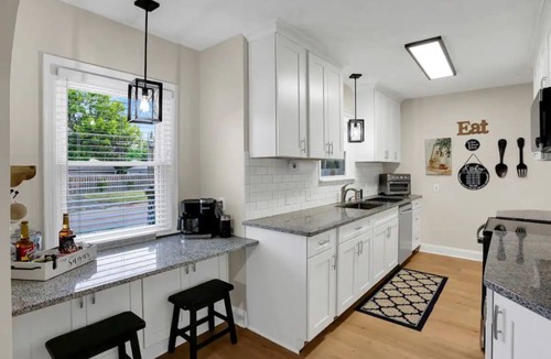 Southeast Omaha House | Bancroft House-6 Bdrms -3 king beds-11 Beds-Spacious and updated