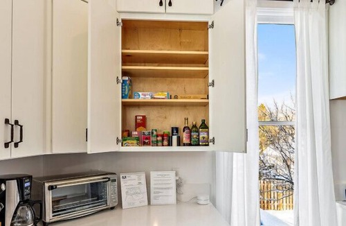 Ashland House | Barclay Klum House | Walk to Downtown | Soaking Tub & Gourmet Kitchen