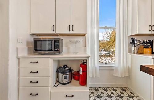 Ashland House | Barclay Klum House | Walk to Downtown | Soaking Tub & Gourmet Kitchen