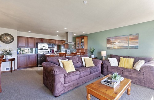 Lincoln City Condo | Bayfront Lincoln City Condo Beach Access & Walk to Dining