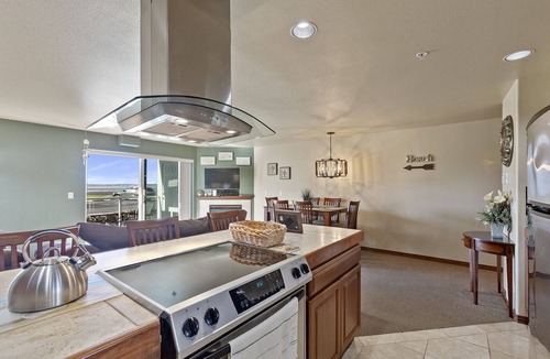 Lincoln City Condo | Bayfront Lincoln City Condo Beach Access & Walk to Dining