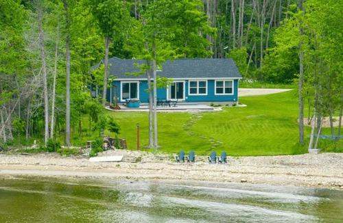 Brussels House | Bayside Bear- Bayfront Escape, Hot Tub, Kayaks, Dogs Welcome