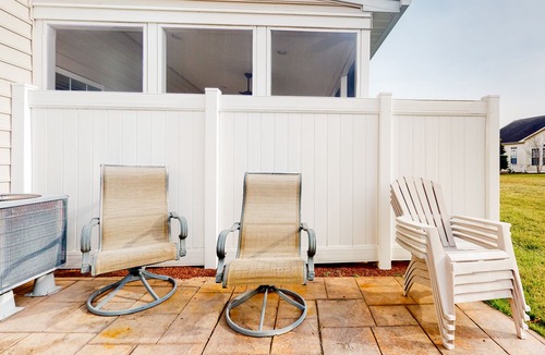Selbyville House | Bayview Landing dog-friendly townhouse with patio, AC, & pool access