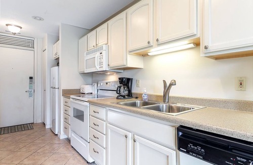Acme Condo | 🏖️ Bayview Retreat @ The Shores | 2 Suites + 2 Patios | Wooded Lake Views ➠ 5677