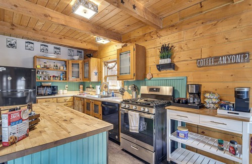 Black Hawk Cabin | BBQs, Hikes & Fireside Nights: Cabin in Black Hawk