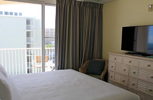 Bostroms Resort | Beach Adventure! 3 Spacious Units, Kitchen, Beachfront, Pool, Surfing