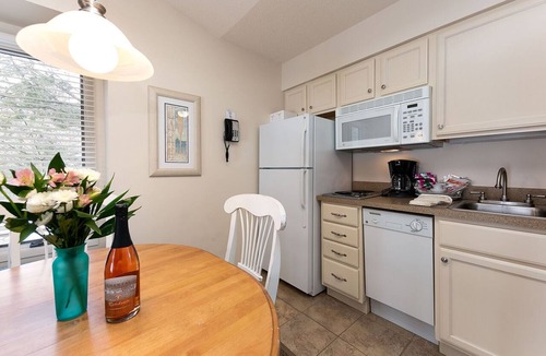 Acme Condo | 🏖️ Beachside Couples Retreat @ The Shores | Deck + Beach Access + Champagne Welcome ➠ 5719