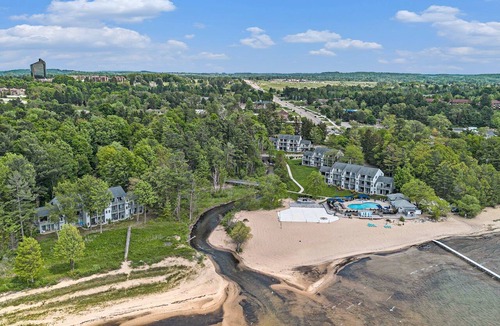 Acme Condo | 🏖️ Beachside Couples Retreat @ The Shores | Deck + Beach Access + Champagne Welcome ➠ 5719