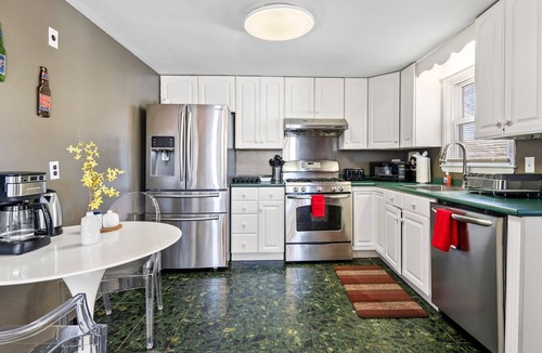 Waltham Apartment | Beautiful 3BD/1BA apartment W Parking 6373