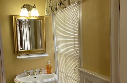Warrenton House | Beautiful Bridal Suite in Manor on Five Acres Room A
