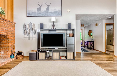 Welches House | Beautiful golf-course-view home with pool & tennis access, private hot tub & W&D
