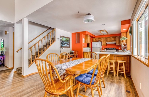 Welches House | Beautiful golf-course-view home with pool & tennis access, private hot tub & W&D