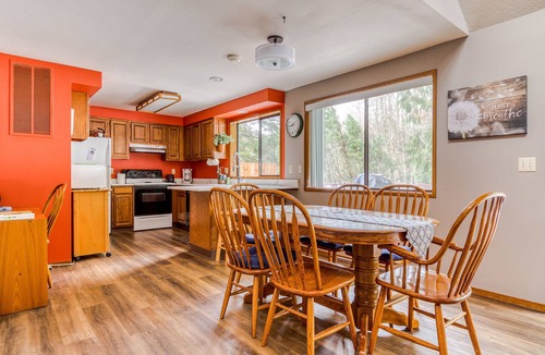 Welches House | Beautiful golf-course-view home with pool & tennis access, private hot tub & W&D
