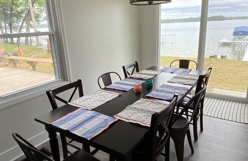 Higgins Lake Cottage | BEAUTIFUL LAKE FRONT NEWLY RENOVATED COTTAGE 2021