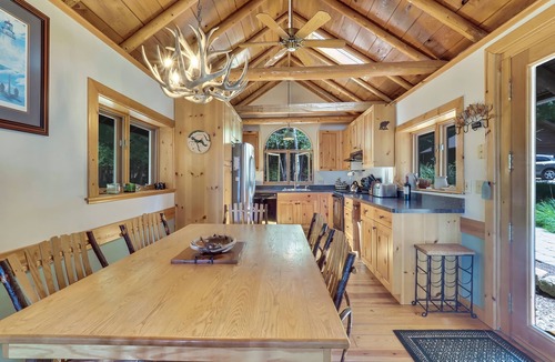 East Jordan House | Beautiful Log Home with all the comforts and amenities anyone would ever need !