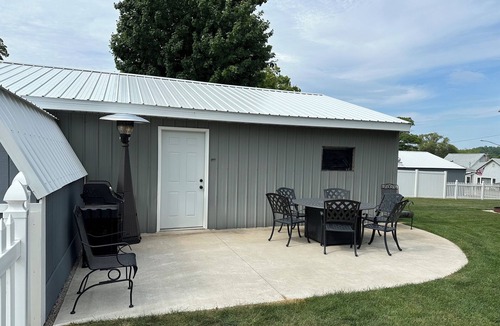 Elberta House | Beautiful modern farmhouse close to Lake Michigan and Frankfort, A/C, sleeps 8