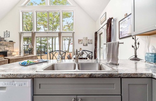 Arcadia Cottage | 🐻 Beautiful Overlooking Shoreline 2bdr Chalet 18396