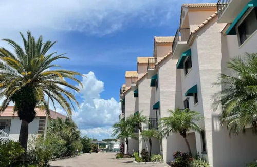 Island Estate House | Beautiful waterfront view property. Only 5 minutes from the beaches!