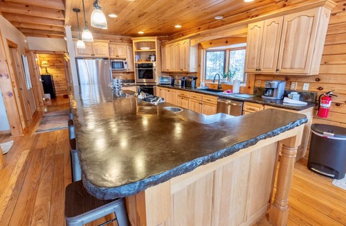 McHenry Ski Chalet | Bella Vista! Best Views-Hot Tub-Peloton-EV Charger