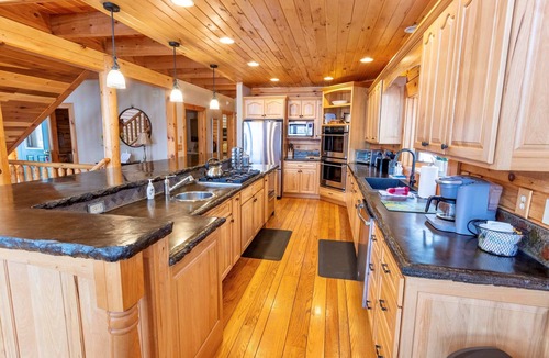 McHenry Ski Chalet | Bella Vista! Best Views-Hot Tub-Peloton-EV Charger