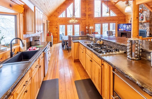 McHenry Ski Chalet | Bella Vista! Best Views-Hot Tub-Peloton-EV Charger