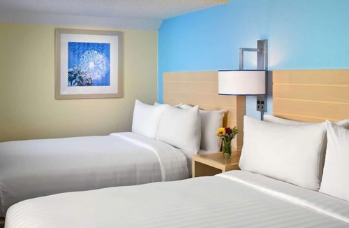 Highland Hills House | Best Place to Stay in Lombard! Free Parking, Pets Allowed