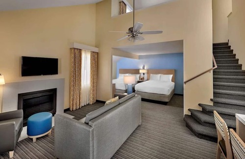 Highland Hills House | Best Place to Stay in Lombard! Free Parking, Pets Allowed