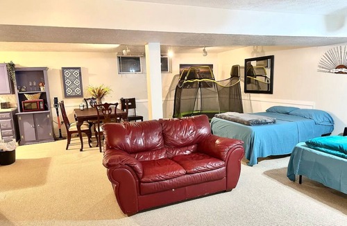 Canonsburg House | BIG House + In-Law Suite + High Ceilings + Spacious & Cozy - Close To Everything