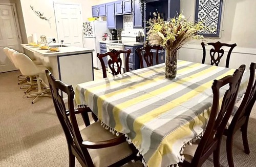 Canonsburg House | BIG House + In-Law Suite + High Ceilings + Spacious & Cozy - Close To Everything