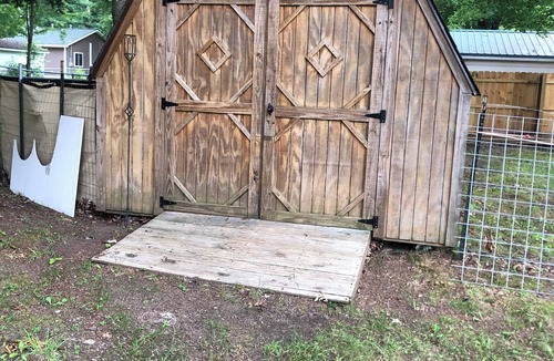Harrison Cabin | Bigfoot themed cottage. Dog friendly!