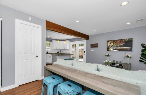 York Center House | Blue Oasis- cozy modern ranch near everything.